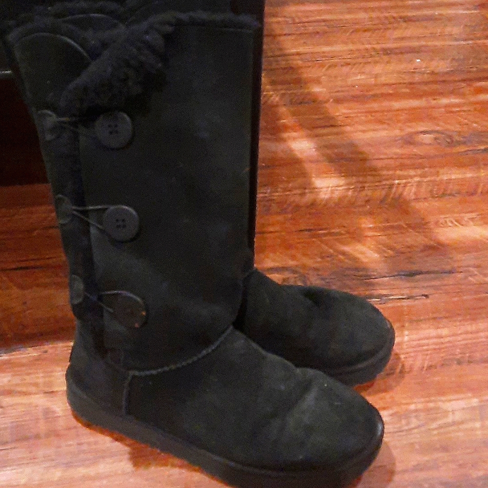 Bailey Button Triplet Sheepskin-Lined Suede Boots size 9